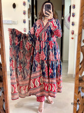 Look straight out of a dreamy movie set as  you turn around and walk in this elegant flaired suit ! The perfect of traditional wear