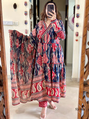 Look straight out of a dreamy movie set as  you turn around and walk in this elegant flaired suit ! The perfect of traditional wear