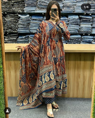 Look straight out of a dreamy movie set as  you turn around and walk in this elegant flaired suit ! The perfect of traditional wear