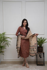 NEW LUNCHING❤❤❤❤❤❤❤❤❤❤❤❤❤
*Dress like a ‘day-dream’ in this pretty Rust  straight suit set. Featuring flowy pattern kurta with straight pants and matching dupatta, this set is exclusively made with Cottan 60×60 fabric.*