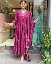 *New lounch 🥰🥰*
*White Love.......*
💗🤍💗🤍💗🤍💗🤍💗🤍
*This A-line pant set is perfect for the summer season with its vibrant floral print and confident pocket one side. Plus, the included matching dupatta completes the look and adds an extra touch