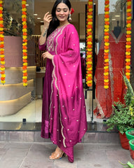 *NEW MUSLIN SILK SUIT SET💖*
*BRAND SHOWROOM PIECE*🌼
*CODING HEVAY Full Work ✨*