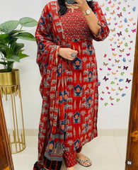 *New Launch*
*Mark a change in your wardrobe by wearing our exclusive range of Premium Rayon 3pcs Kurti set With Beautiful katha and hand work on kurti neck and traditional print malmal Fabric Dupatta*