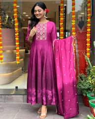 *NEW MUSLIN SILK SUIT SET💖*
*BRAND SHOWROOM PIECE*🌼
*CODING HEVAY Full Work ✨*