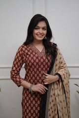 NEW LUNCHING❤❤❤❤❤❤❤❤❤❤❤❤❤
*Dress like a ‘day-dream’ in this pretty Rust  straight suit set. Featuring flowy pattern kurta with straight pants and matching dupatta, this set is exclusively made with Cottan 60×60 fabric.*