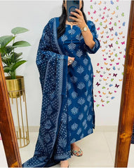 *New arrival *
Look straight out of a dreamy movie set as  you turn around and walk in this elegant flaired suit ! The perfect of traditional wear