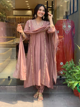 NEW SPECIAL LIZZA SUIT SET
Premium Mul Chanderi Kurti Pant & Dupatta