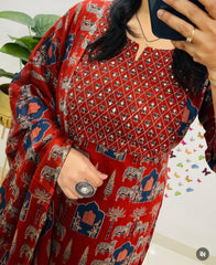 *New Launch*
*Mark a change in your wardrobe by wearing our exclusive range of Premium Rayon 3pcs Kurti set With Beautiful katha and hand work on kurti neck and traditional print malmal Fabric Dupatta*