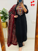 Adorn yourself in this exquisite cotton kurta set, featuring intricate embroidery and sequence work on the yoke