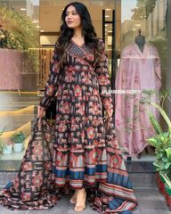 *Look straight out of a dreamy movie set as  you turn around and walk in this elegant flaired suit ! The perfect of traditional wear*