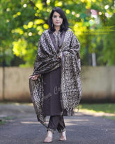 LOOK UR BEST THIS FESTIVE SEASON IN OUR CLASSY AARI EMBROIDERY HANDLOOM SET WITH KHADI SILK KANTHA PRINT DUPATTA