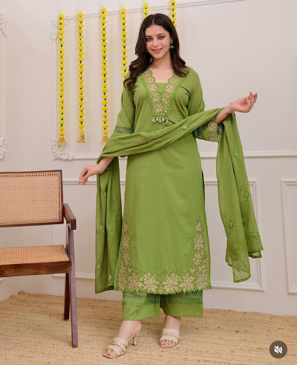 *Abstract summer  Cotton set  printed floral on kurta &slit with highlights and beautiful embroidery placed duppata*