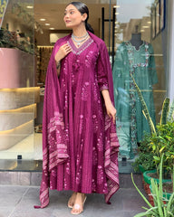 *New lounch 🥰🥰*

*White Love.......*
💗🤍💗🤍💗🤍💗🤍💗🤍
*This A-line pant set is perfect for the summer season with its vibrant floral print and confident pocket one side. Plus, the included matching dupatta completes the look and adds an extra touch