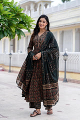 *Look straight out of a dreamy movie set as  you turn around and walk in this elegant flaired suit ! The perfect of traditional wear*