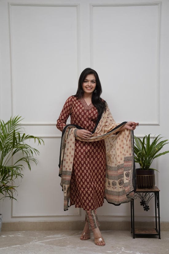 NEW LUNCHING❤❤❤❤❤❤❤❤❤❤❤❤❤

*Dress like a ‘day-dream’ in this pretty Rust  straight suit set. Featuring flowy pattern kurta with straight pants and matching dupatta, this set is exclusively made with Cottan 60×60 fabric.*