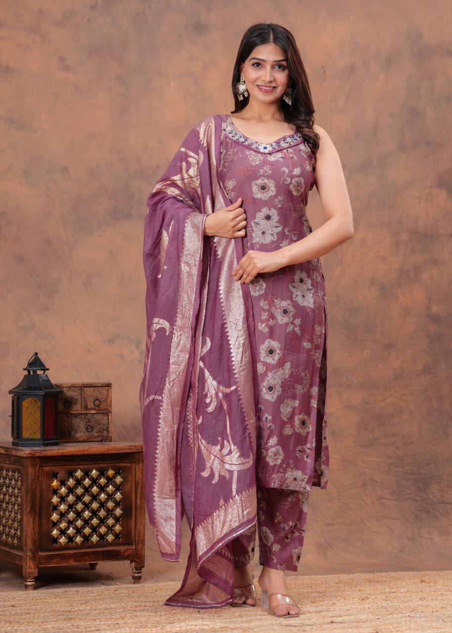 New launch 
Vertican muslin fabric kurti pant dupatta sets
Fabric _ pure vertican muslin digital print fabric soft premium Vatican fabric