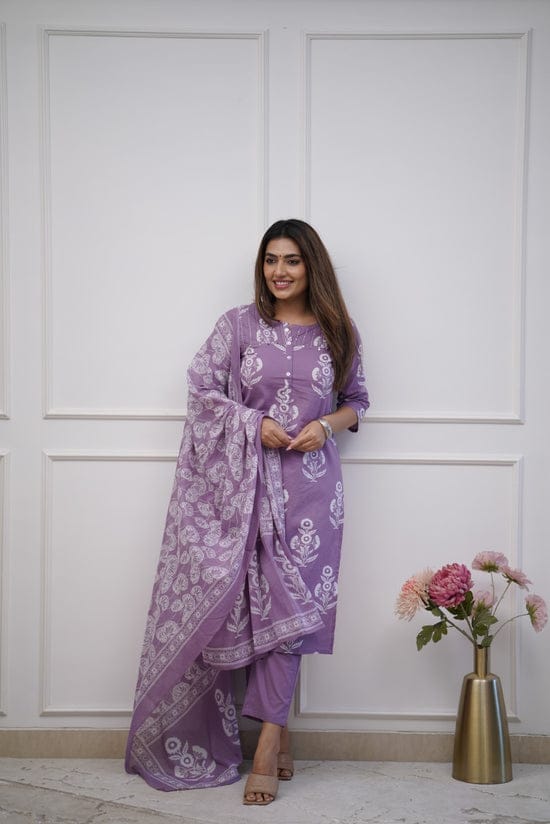 NEW LUNCHING❤❤❤❤❤❤❤❤❤❤❤❤❤

*Dress like a ‘day-dream’ in this pretty Rust  straight suit set. Featuring flowy pattern kurta with straight pants and matching dupatta, this set is exclusively made with Cottan 60×60 fabric.*