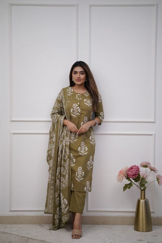 NEW LUNCHING❤❤❤❤❤❤❤❤❤❤❤❤❤

*Dress like a ‘day-dream’ in this pretty Rust  straight suit set. Featuring flowy pattern kurta with straight pants and matching dupatta, this set is exclusively made with Cottan 60×60 fabric.*