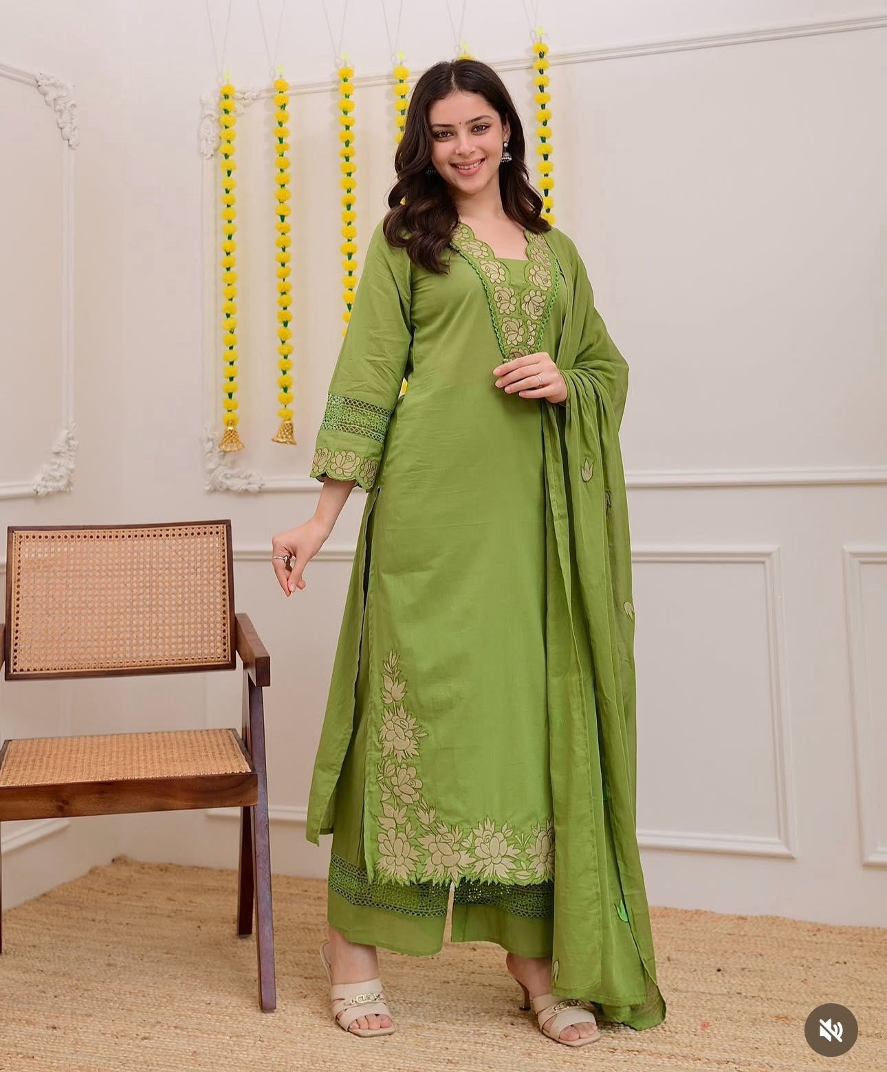 *Abstract summer  Cotton set  printed floral on kurta &slit with highlights and beautiful embroidery placed duppata*