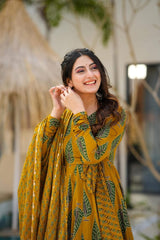 *New arrival 💓💓*

Look straight out of a dreamy movie set as  you turn around and walk in this elegant flaired suit ! The perfect of traditional wear