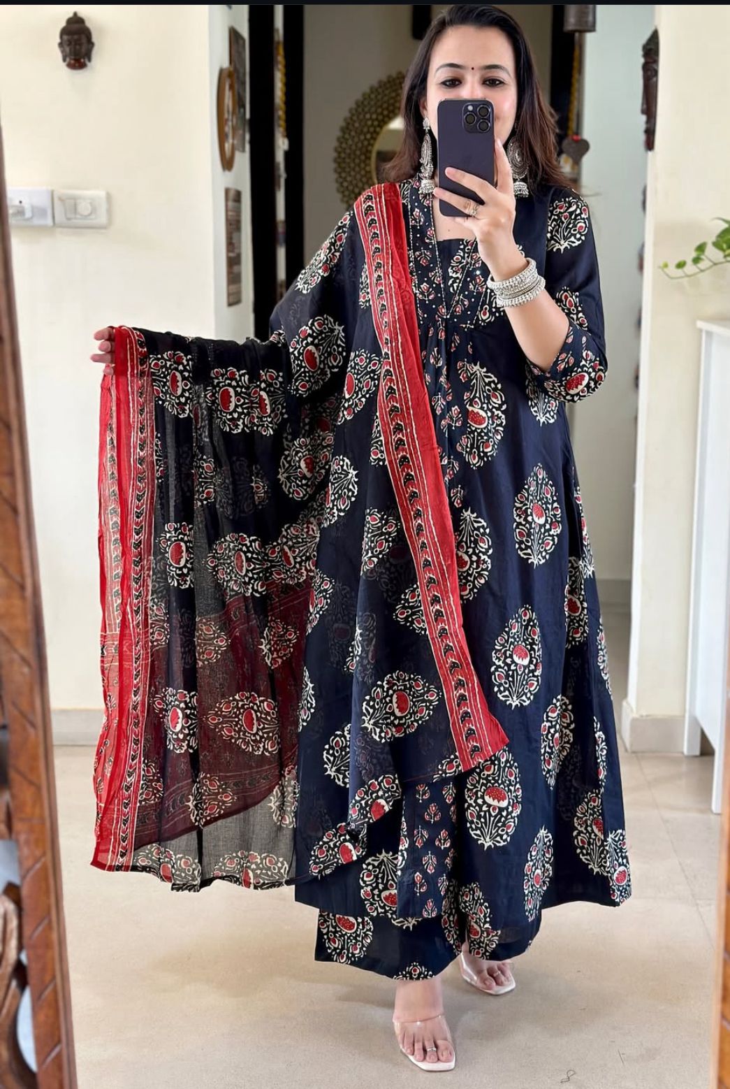 Look straight out of a dreamy movie set as  you turn around and walk in this elegant flaired suit ! The perfect of traditional wear