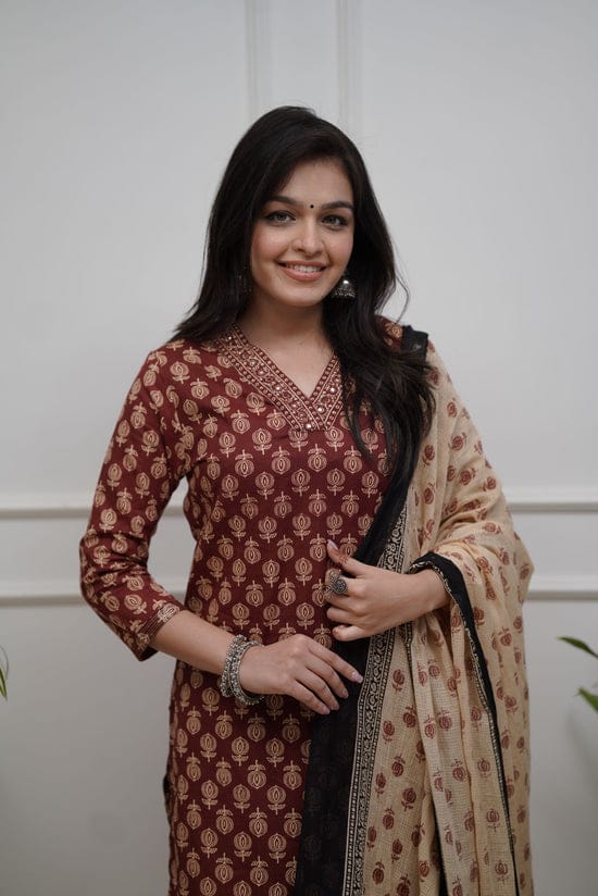 NEW LUNCHING❤❤❤❤❤❤❤❤❤❤❤❤❤

*Dress like a ‘day-dream’ in this pretty Rust  straight suit set. Featuring flowy pattern kurta with straight pants and matching dupatta, this set is exclusively made with Cottan 60×60 fabric.*