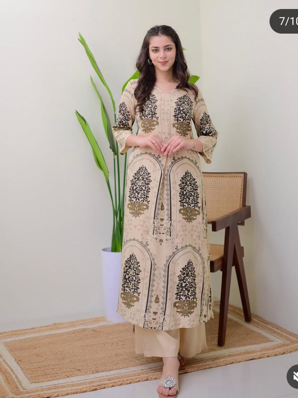★Original 
*This 2-piece set features a high-collar printed kurta with pant 
Kurtis with neck work 🌸
High demanded 2 piece set