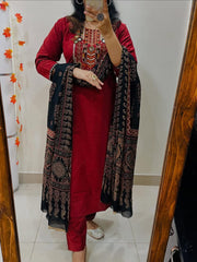 NEW COLLECTION LOUNCH
Pure fine Cotton fabric   heavy embroidery  Kurti with Pant with cotton 100-100 Dupatta*