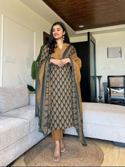 ❤️❤️❤️❤️❤️❤️❤️❤️*NEW COLOUR LUNCHING Voluminous Beutiful Suit Set*

*SHOWROOM PIECE*🌼

*Designer Azrak cotton suit* 🌙*