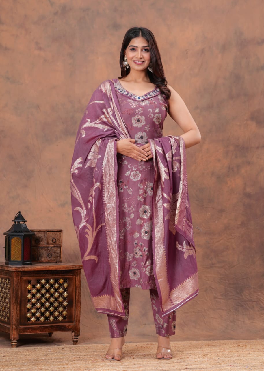 New launch 
Vertican muslin fabric kurti pant dupatta sets
Fabric _ pure vertican muslin digital print fabric soft premium Vatican fabric