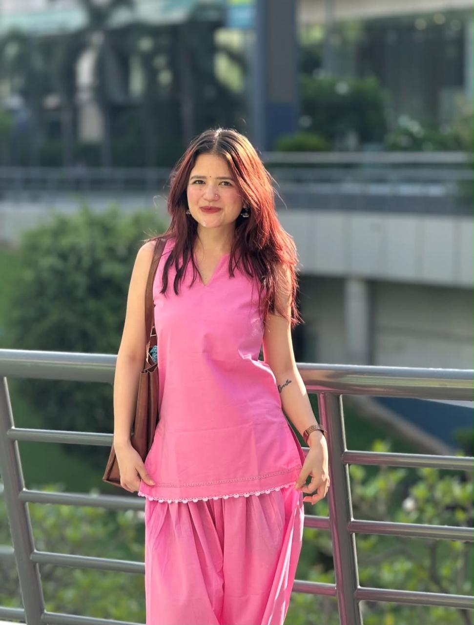 Soft aur graceful pink shade mein Original Farshi Salwar Set