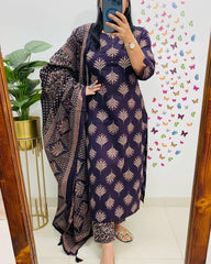 *New arrival *
Look straight out of a dreamy movie set as  you turn around and walk in this elegant flaired suit ! The perfect of traditional wear
