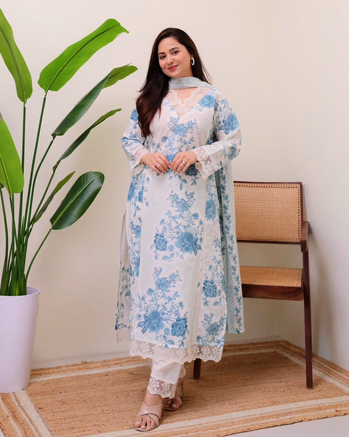 *New arrival *
Look straight out of a dreamy movie set as  you turn around and walk in this elegant flaired suit ! The perfect of traditional wear