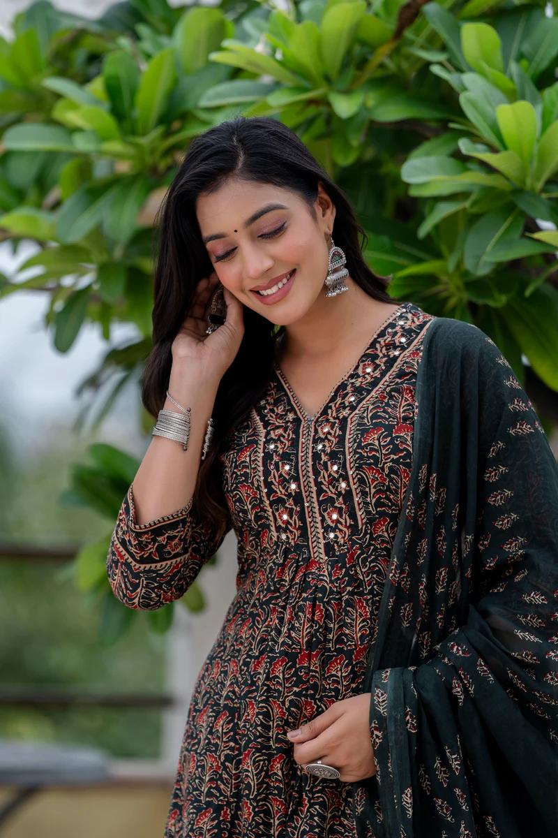 *Look straight out of a dreamy movie set as  you turn around and walk in this elegant flaired suit ! The perfect of traditional wear*