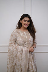 NEW LUNCHING❤❤❤❤❤❤❤❤❤❤❤❤❤

*Dress like a ‘day-dream’ in this pretty Rust  straight suit set. Featuring flowy pattern kurta with straight pants and matching dupatta, this set is exclusively made with Cottan 60×60 fabric.*