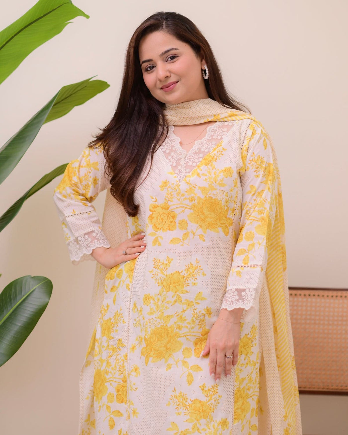 *New arrival *
Look straight out of a dreamy movie set as  you turn around and walk in this elegant flaired suit ! The perfect of traditional wear