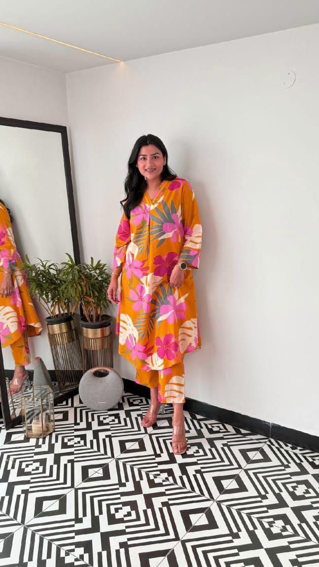 Cotton Floral Printed Kurta Pants With Lace Detailing On The Neckline and Cuffs.

Fabric: Cotton