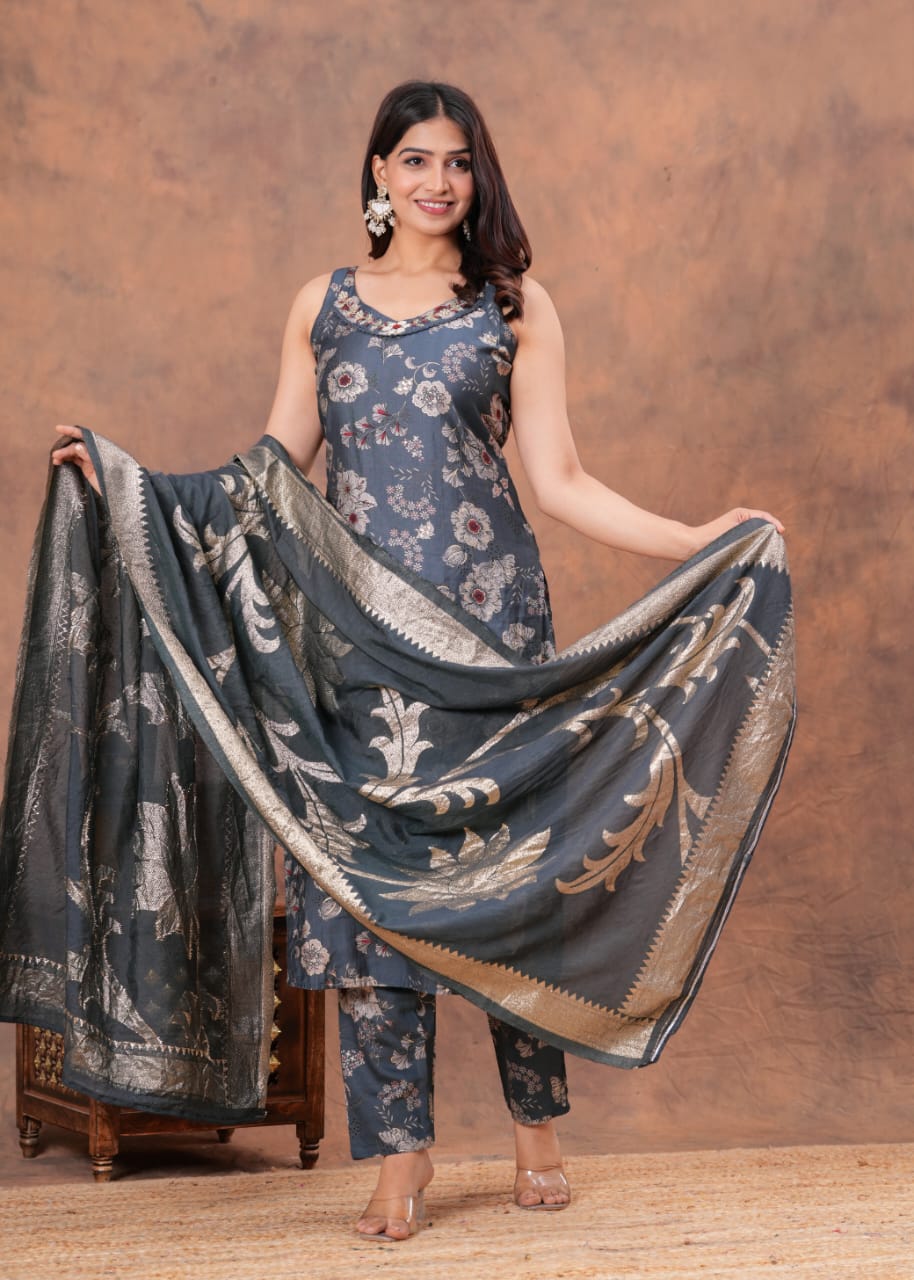 New launch 
Vertican muslin fabric kurti pant dupatta sets
Fabric _ pure vertican muslin digital print fabric soft premium Vatican fabric