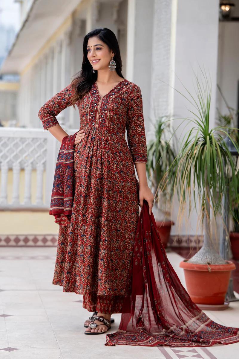 *Look straight out of a dreamy movie set as  you turn around and walk in this elegant flaired suit ! The perfect of traditional wear*