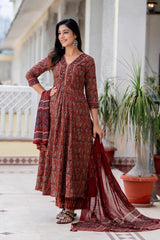 *Look straight out of a dreamy movie set as  you turn around and walk in this elegant flaired suit ! The perfect of traditional wear*