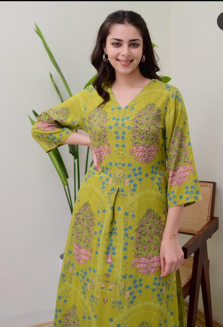 ★Original 
*This 2-piece set features a high-collar printed kurta with pant 
Kurtis with neck work 🌸
High demanded 2 piece set