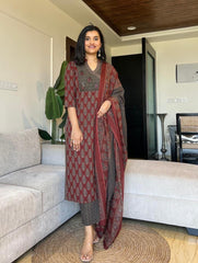 ❤️❤️❤️❤️❤️❤️❤️❤️*NEW COLOUR LUNCHING Voluminous Beutiful Suit Set*

*SHOWROOM PIECE*🌼

*Designer Azrak cotton suit* 🌙*