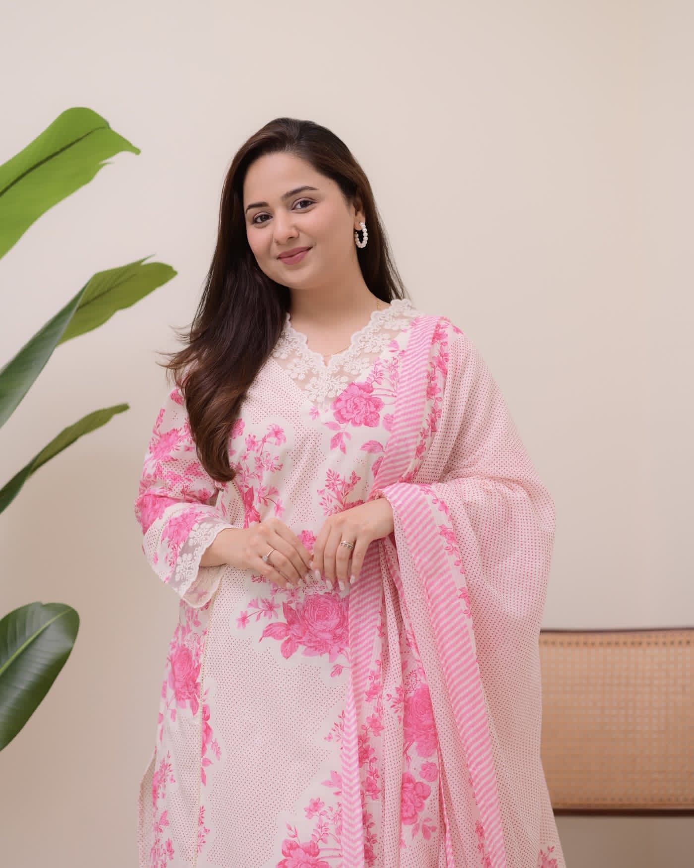 *New arrival *
Look straight out of a dreamy movie set as  you turn around and walk in this elegant flaired suit ! The perfect of traditional wear