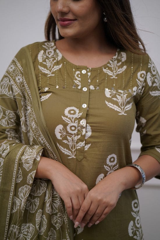 NEW LUNCHING❤❤❤❤❤❤❤❤❤❤❤❤❤

*Dress like a ‘day-dream’ in this pretty Rust  straight suit set. Featuring flowy pattern kurta with straight pants and matching dupatta, this set is exclusively made with Cottan 60×60 fabric.*