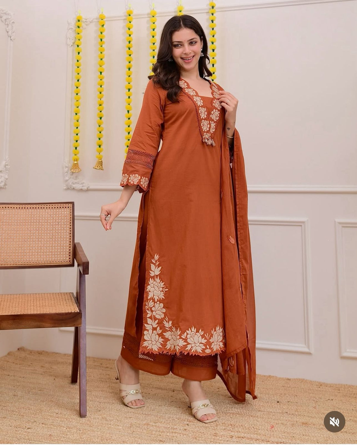 *Abstract summer  Cotton set  printed floral on kurta &slit with highlights and beautiful embroidery placed duppata*