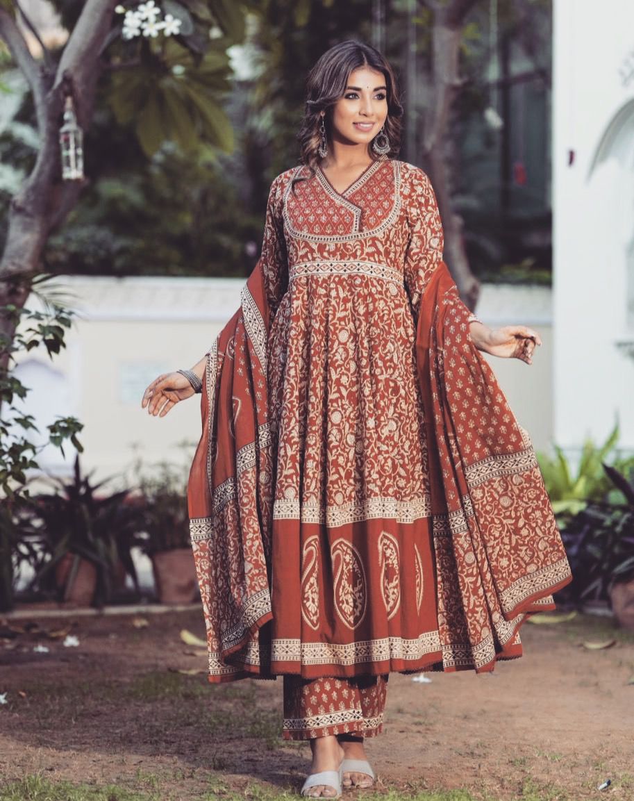 *We are here to spread some magic to your ethnic Heavy Cotton*

*Pure fine Cotton fabric   Kurti with Pant with cotton 100-100 Dupatta*Nack Hand work