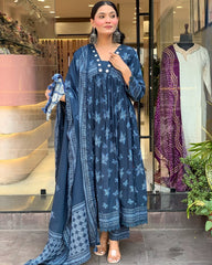 *New arrival 💓💓*

*Look straight out of a dreamy movie set as  you turn around and walk in this elegant flaired suit ! The perfect of traditional wear*