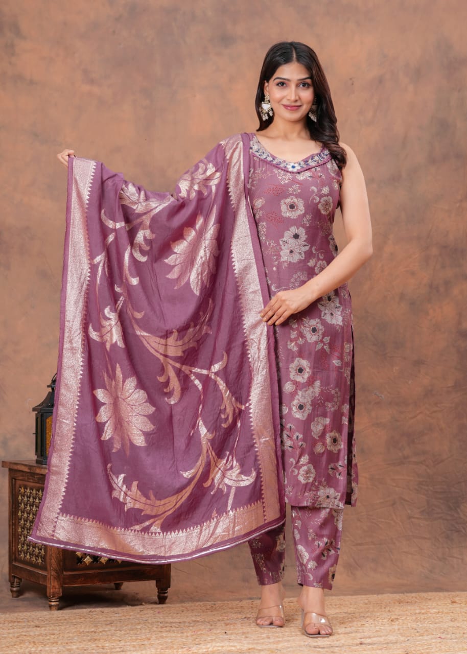 New launch 
Vertican muslin fabric kurti pant dupatta sets
Fabric _ pure vertican muslin digital print fabric soft premium Vatican fabric