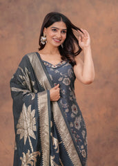 New launch 
Vertican muslin fabric kurti pant dupatta sets
Fabric _ pure vertican muslin digital print fabric soft premium Vatican fabric