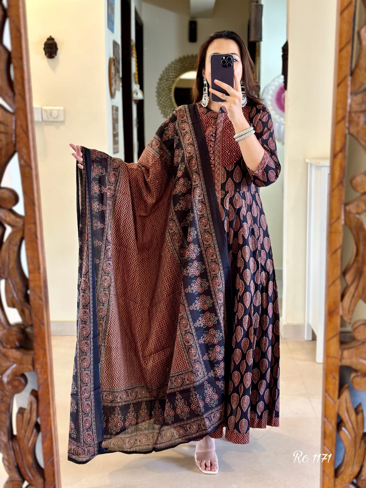 *🌷NEW LAUNCHING..* 🌷

*BRAND SHOWROOM PIECE*🌷

*Heavy suqens work Moti work*